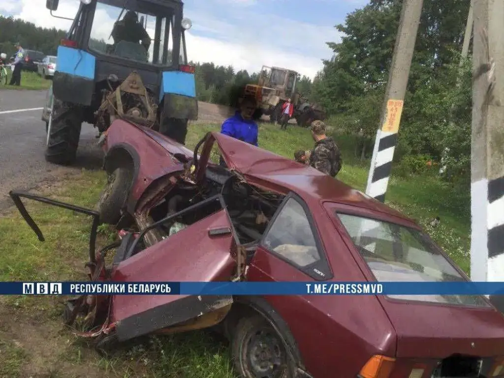 3 августа «Москвич» врезался в столб, водителя выбросило из машины.