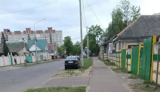 Автомобиль припаркован на зеленой зоне ул. Социалистической.