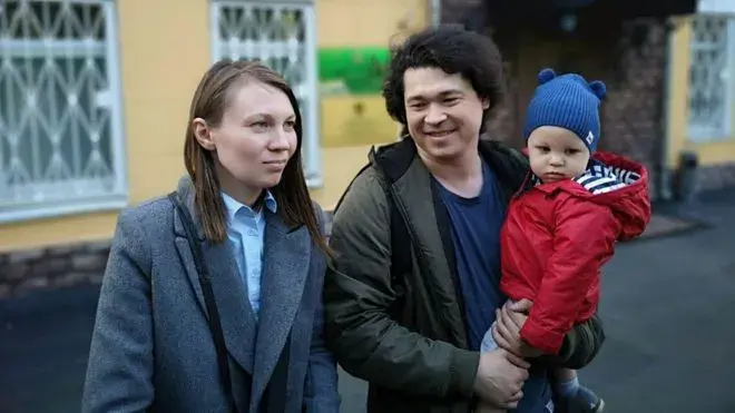 Ольга и Дмитрий Проказовы с сыном у здания прокуратуры и следственного комитета. Фото BBC