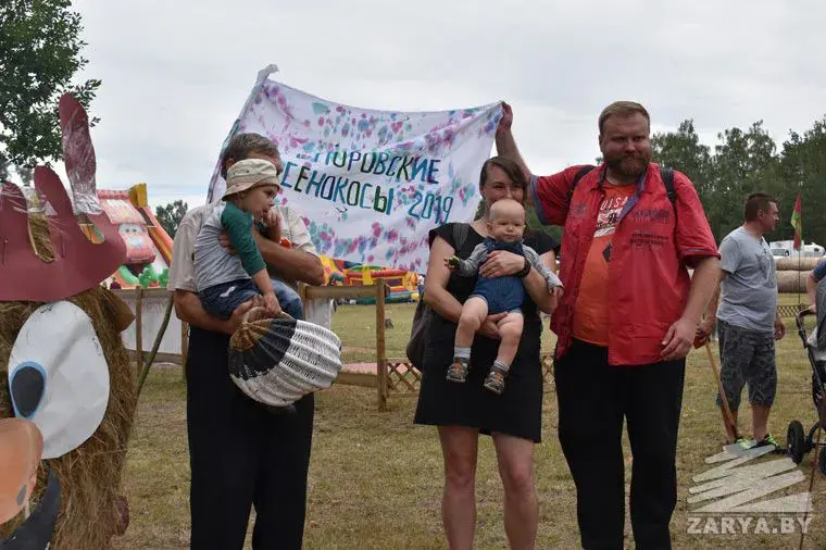 Сталічныя турысты розных пакаленняў (у цэнтры - паэтка Марыя Мартысевіч)