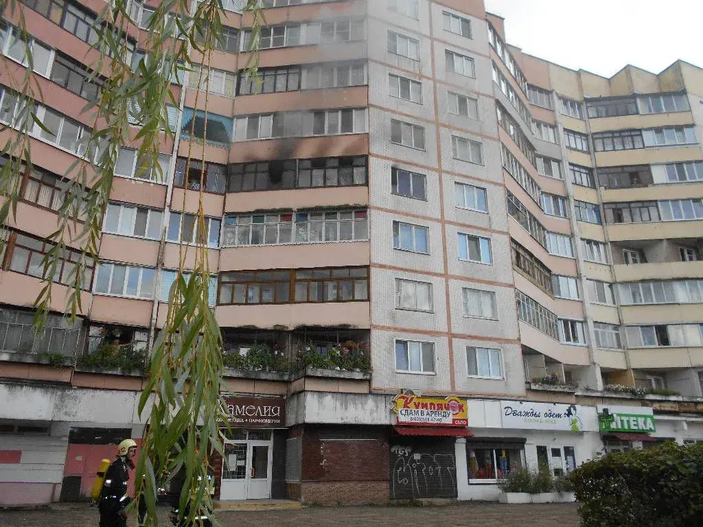 Днем 13 августа горела квартира на Ульяновской. Фото: Бобруйский горрайотдел по ЧС.