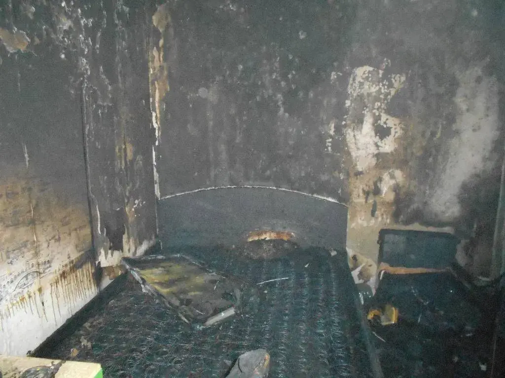 Днем 13 августа горела квартира на Ульяновской. Фото: Бобруйский горрайотдел по ЧС.