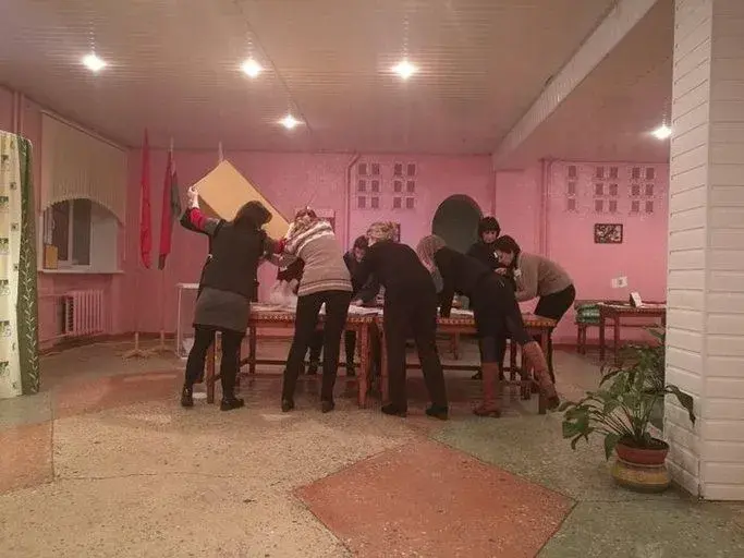 «Наблюдение» за выборами-2018 на одном их участков в Бобруйске. Фото наблюдателей от правозащитного центра «Вясна».