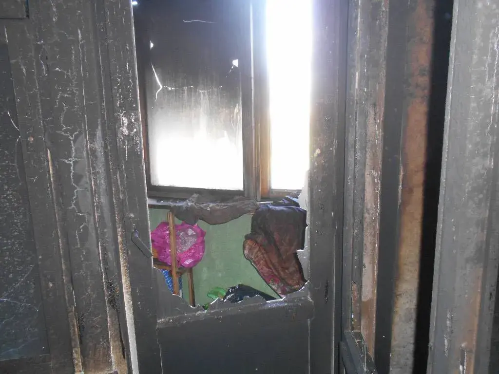 Днем 13 августа горела квартира на Ульяновской. Фото: Бобруйский горрайотдел по ЧС.