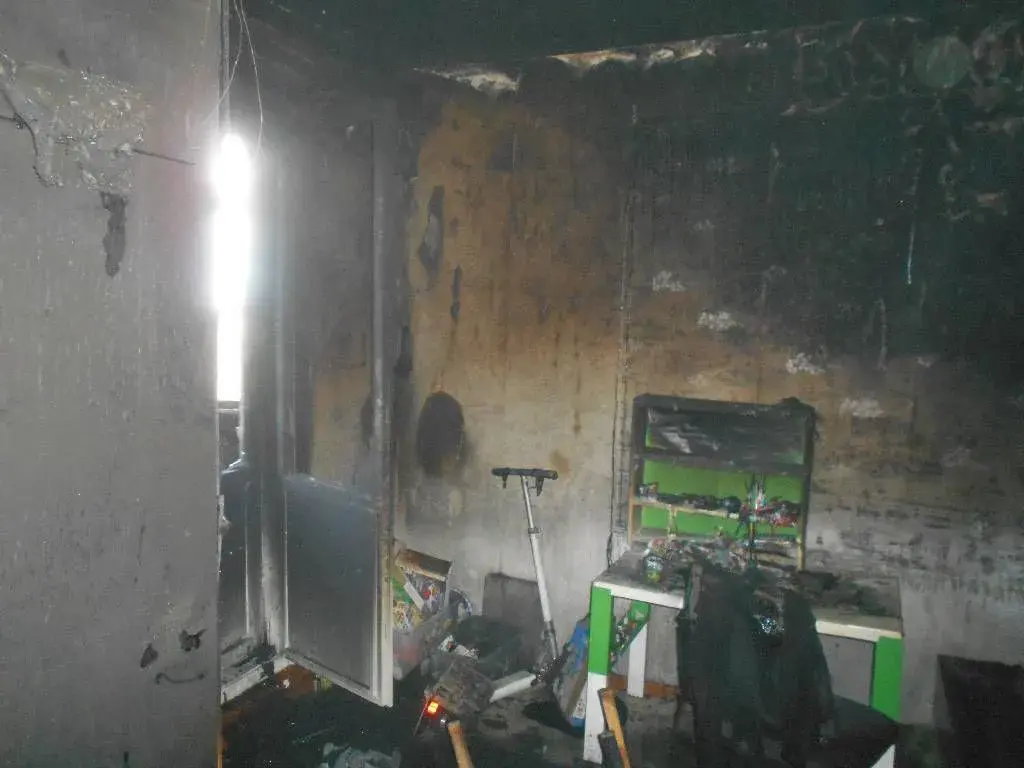 Днем 13 августа горела квартира на Ульяновской. Фото: Бобруйский горрайотдел по ЧС.