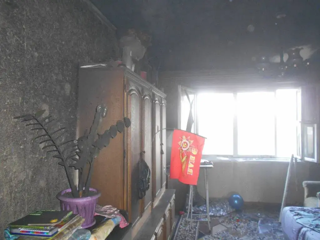 Днем 13 августа горела квартира на Ульяновской. Фото: Бобруйский горрайотдел по ЧС.