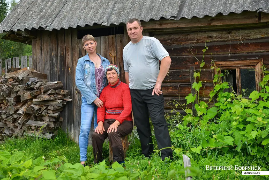 25.07.2019. Нина Коваленко, Лидия Головач и Руслан Литвин на своей земле в деревне Лоси Бобруйского района