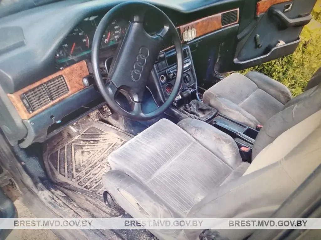 19-летняя девушка угнала автомобиль односельчанина с помощью отвертки.