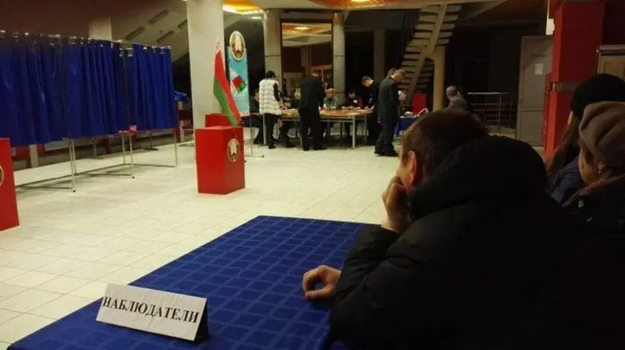 «Наблюдение» за выборами-2018 на одном их участков в Могилеве. Фото наблюдателей от правозащитного центра «Вясна».