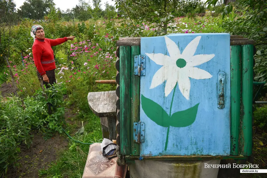 25.07.2019. Лидия Фадеевна Головач из деревни Лоси Бобруйского района, не смотря на возраст, любит деревенскую работу к которой с детства приучена