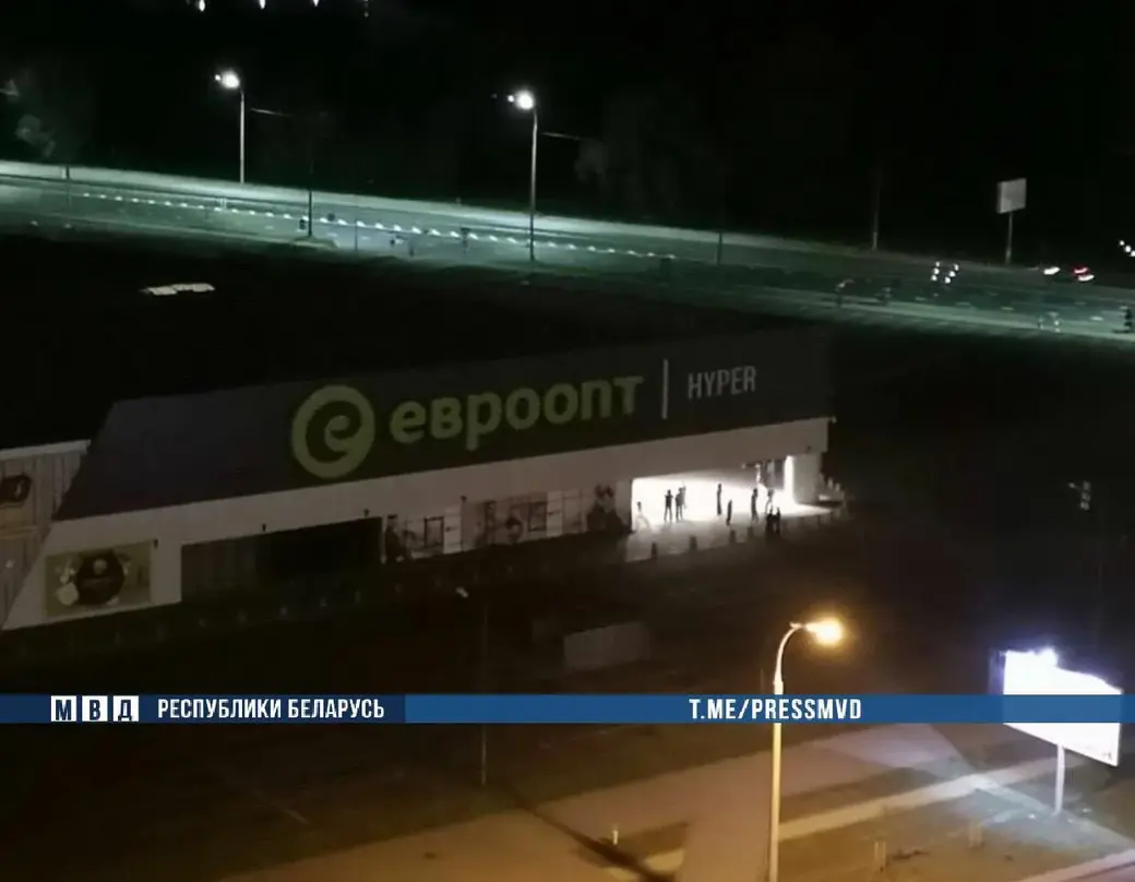 В Бресте парень с топором громил магазин.