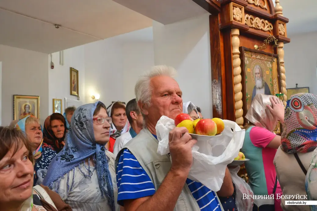 19.08.2019. Православные верующие отмечают праздник Преображения Господня (Яблочный Спас). Свято-Сретенский храм