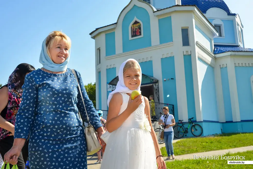 19.08.2019. Православные верующие отмечают праздник Преображения Господня (Яблочный Спас). Свято-Сретенский храм