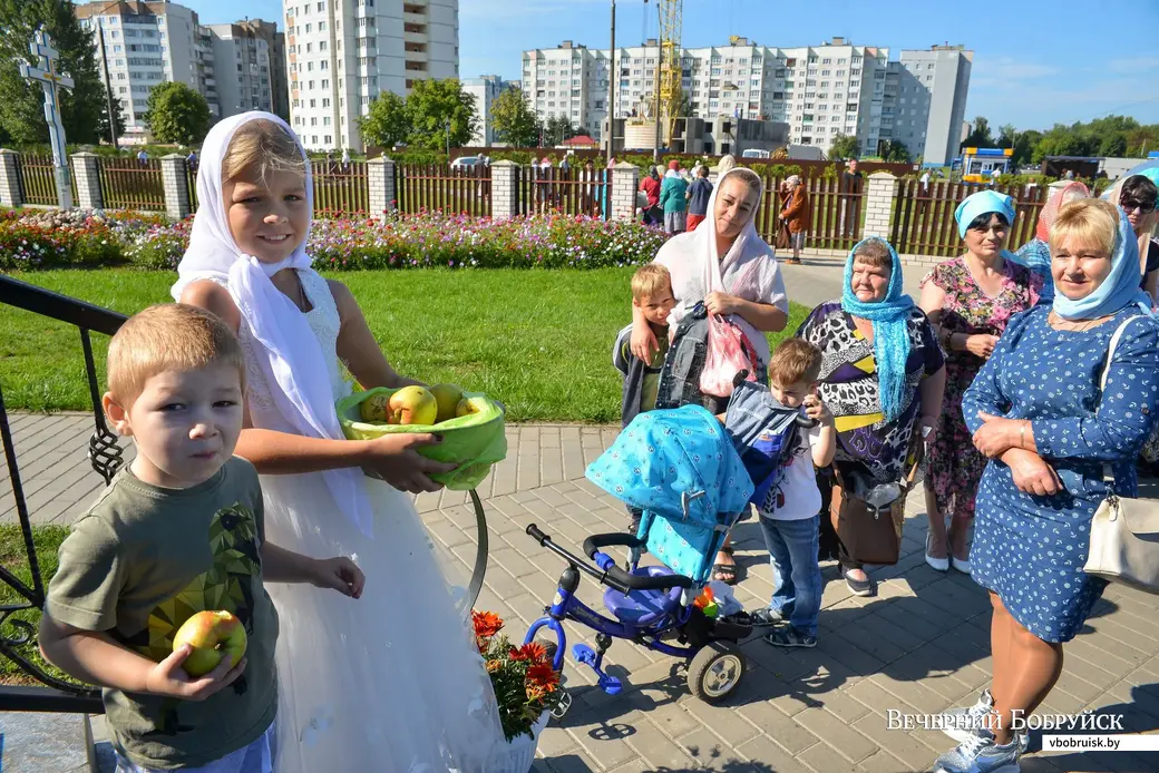 19.08.2019. Православные верующие отмечают праздник Преображения Господня (Яблочный Спас). Свято-Сретенский храм