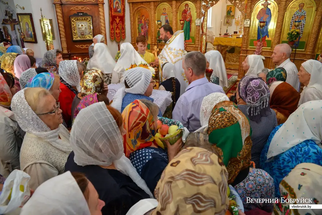 19.08.2019. Православные верующие отмечают праздник Преображения Господня (Яблочный Спас). Свято-Сретенский храм