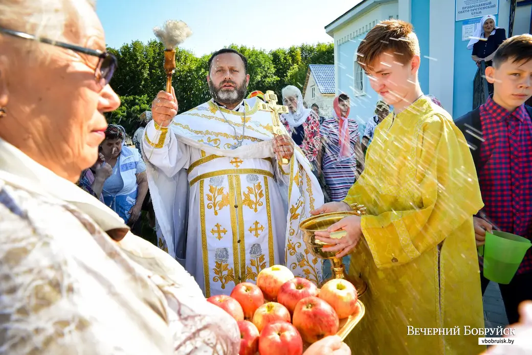19.08.2019. Настоятель Свято-Сретенского храма, протоиерей Иоанн Коляда окропляет плоды земли на праздник Преображения Господня (Яблочный Спас)