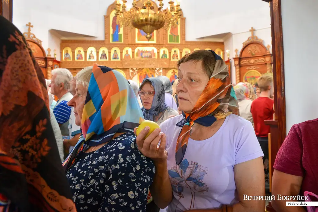 19.08.2019. Православные верующие отмечают праздник Преображения Господня (Яблочный Спас). Свято-Сретенский храм