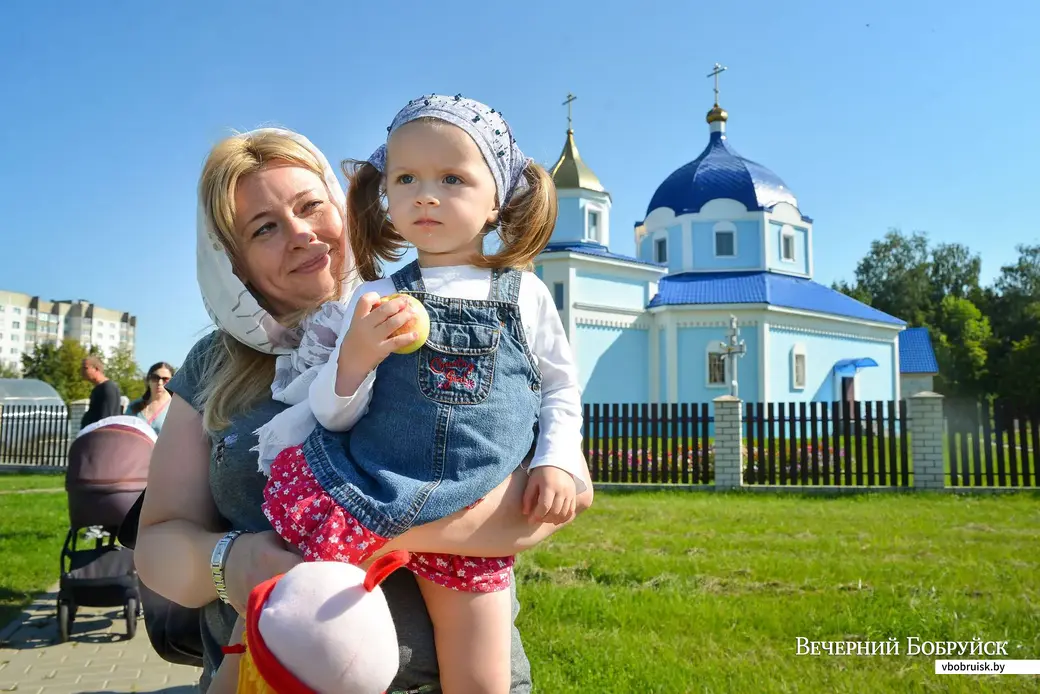 19.08.2019. Православные верующие отмечают праздник Преображения Господня (Яблочный Спас). Свято-Сретенский храм