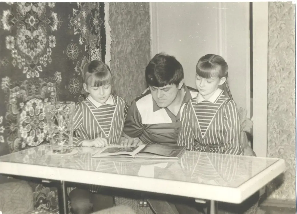 1986 год. Василий Александрович с дочерьми Юлией и Аллой, Марьина Горка.