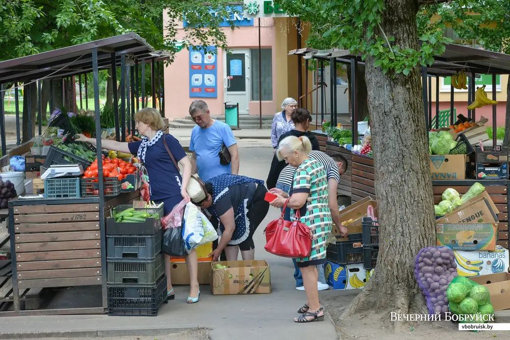 23.05.2019. Микрорайон Киселевичи. Сезонный рынок на Горелика полон покупателей