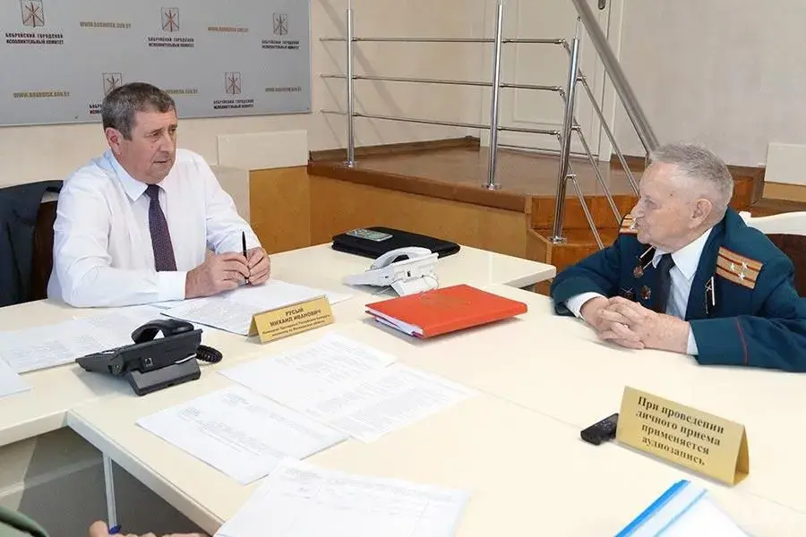 На приеме у помощника Президента – инспектора по Могилевской области Михаила Русого (слева) ветеран 5-й танковой армии Семен Серебрянников.