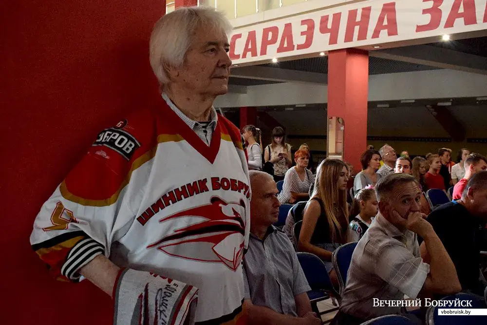 25.08.2019. Болельщик со стажем Владимир Ерошенко в форме ХК «Шинник» сезона 2008-2009.
