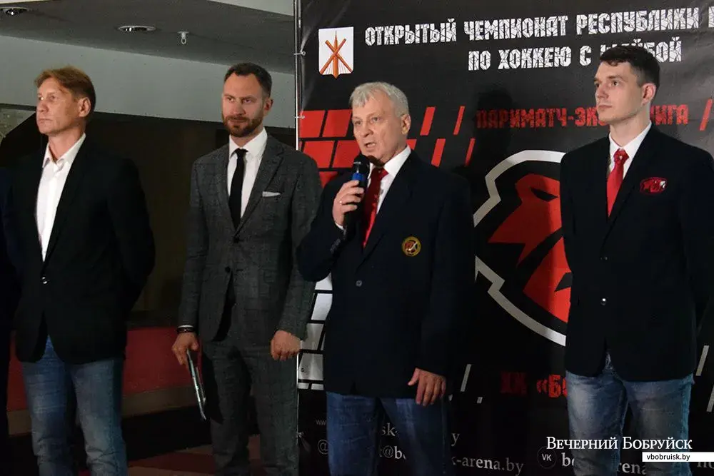 25.08.2019. Тренерский состав ХК «Бобруйск», в центре главный тренер Владимир Синицын, по правую руку от него – телеведущий Евгений Булка.