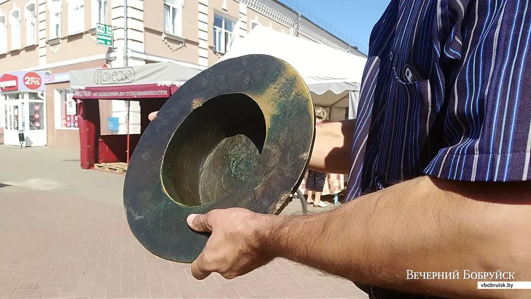 Работники БУКДДЭП и «Легпромразвития» устанавливают шляпу на скульптуру бобра, прозванного в народе «Самуиловичем».