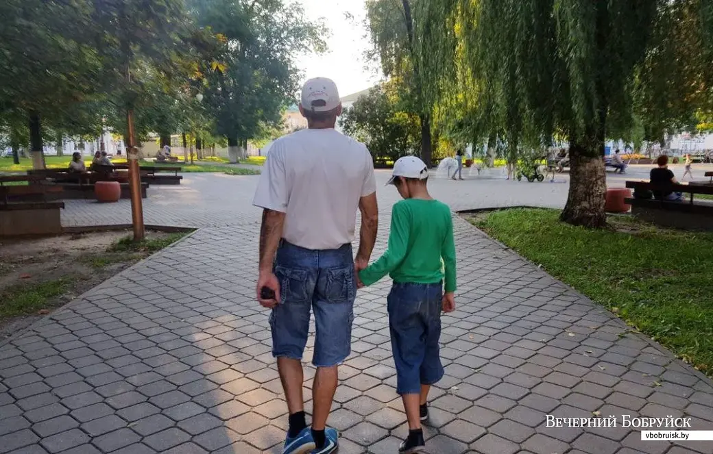 Владимир с сыном Давидом на площади Победы в Бобруйске. Фото автора.