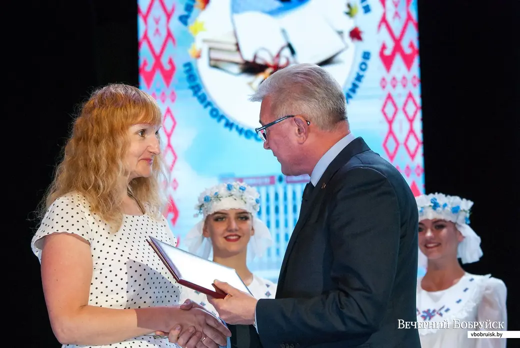 29.08.2019. Августовская педагогическая конференция. Заместитель председателя Могилевского облисполкома Валерий Малашко награждает заслуженных педагогов города.