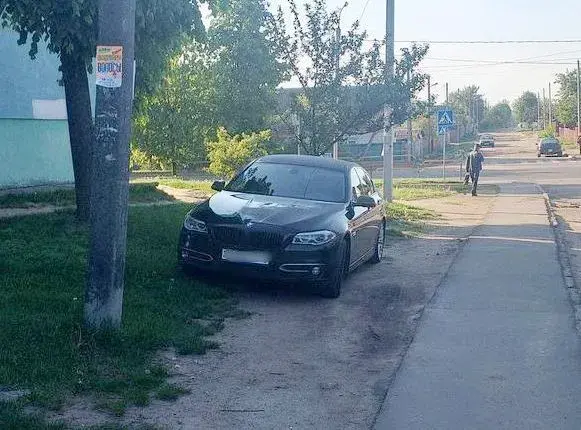 Водитель оставил авто на зеленой зоне возле санаторного ясли-сада №12 на улице Рокоссовского. Фото прислано читателем.