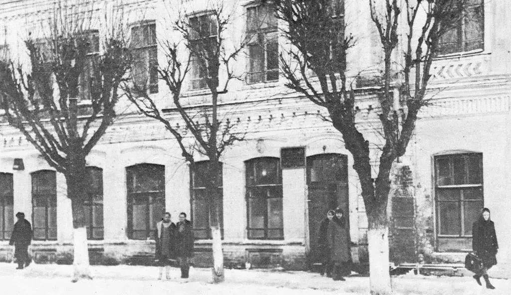 В 1931 году в Бобруйске был создан медтехникум. В послевоенное время на его базе действовала школа фельдшеров и медицинских сестер, которая с 1954 года была