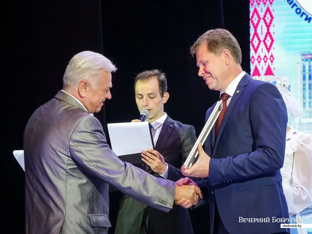 29.08.2019. Августовская педагогическая конференция. Председатель Бобруйского городского исполнительного комитета Александр Студнев награждает директора гимназии №3