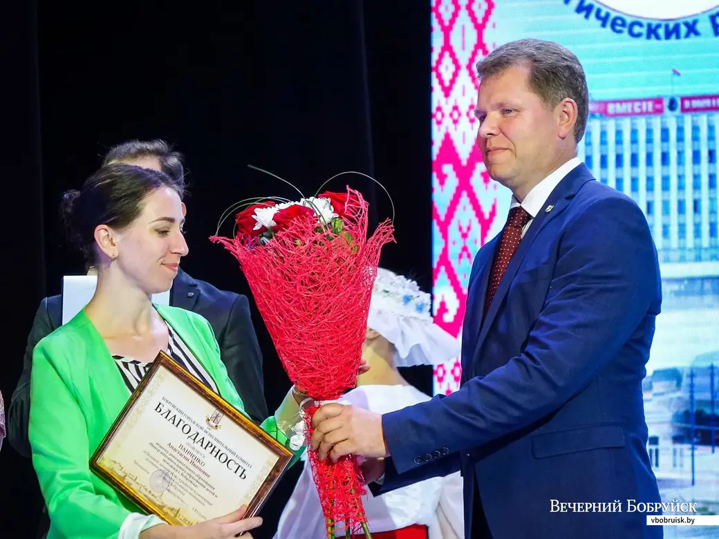 29.08.2019. Августовская педагогическая конференция. Председатель Бобруйского городского исполнительного комитета Александр Студнев вручает Благодарность педагогу Центра