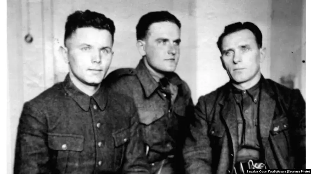 Западнобелорусские поэты в немецком плену. Слева направо: Юлиан Сергиевич, Янка Брыль, Михаил Василек. Шталаг, 1940 г.
