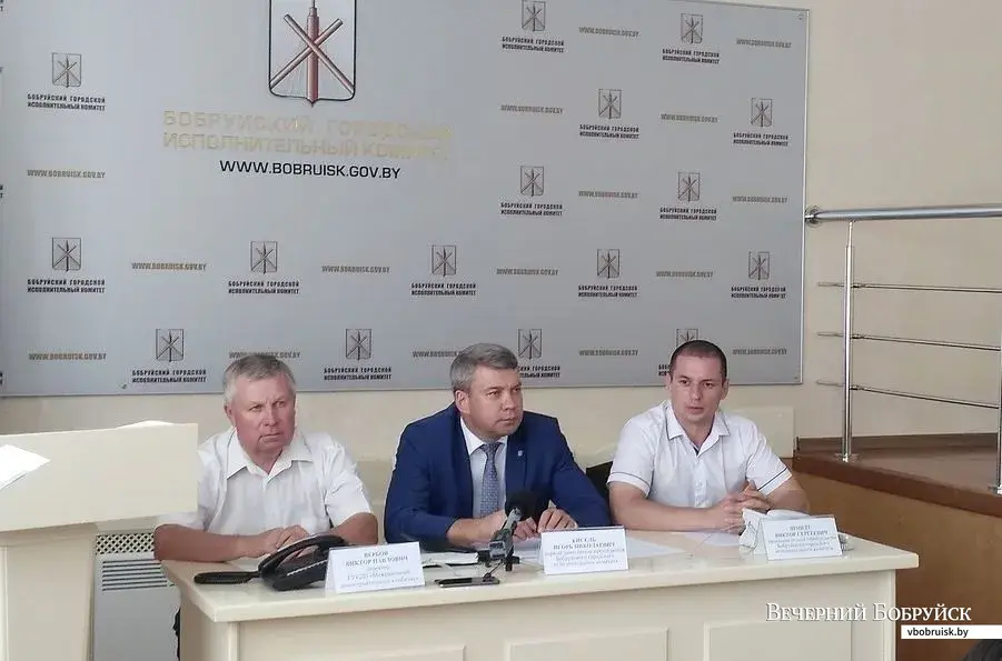 Пресс-конференция в горисполкоме, 2 сентября. Слева направо: Виктор Вербов, Игорь Кисель, Виктор Шмидт.
