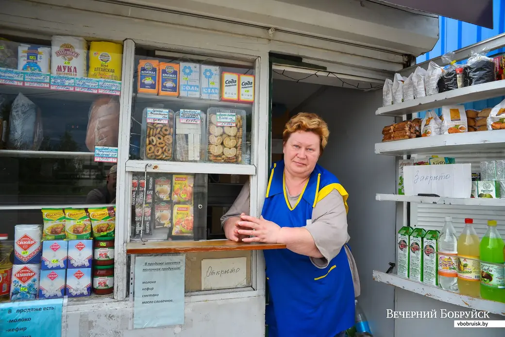 20.08.2019. Продавец Наталья торгует в киоске ОАО «Булочно-кондитерская компания «Домочай» на улице Бахарова. В Дедново Наталья проводит большую часть своего времени