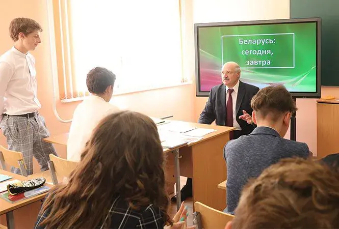 Лукашенко на уроке у старшеклассников минской средней школы № 93 2 сентября 2019 г.
Фото: пресс-служба президента.
