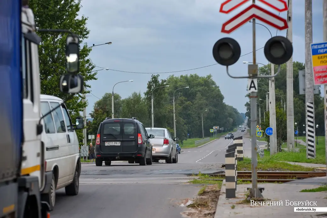 20.08.2019. Железнодорожный переезд на улице Бахарова