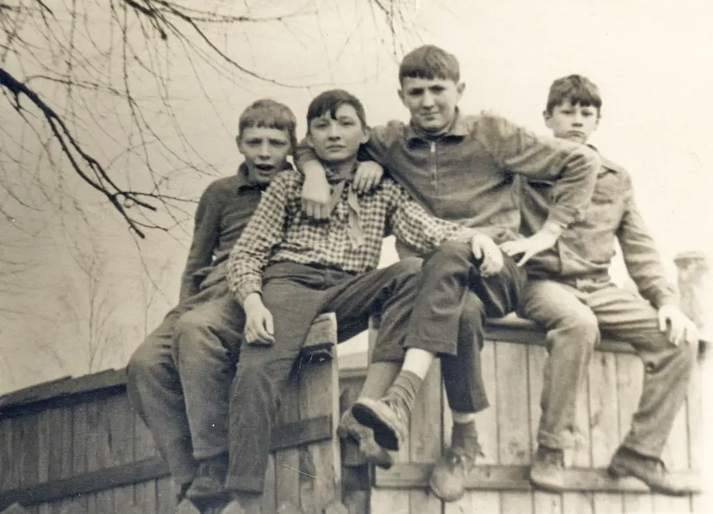 Весна 1964 года. Слева направо: ученики 7 класса СШ №24 Саша Демский, Валера Тренин, Валера Максимович и автор нашей публикации Саша Мазуренко. Фото из архива А.