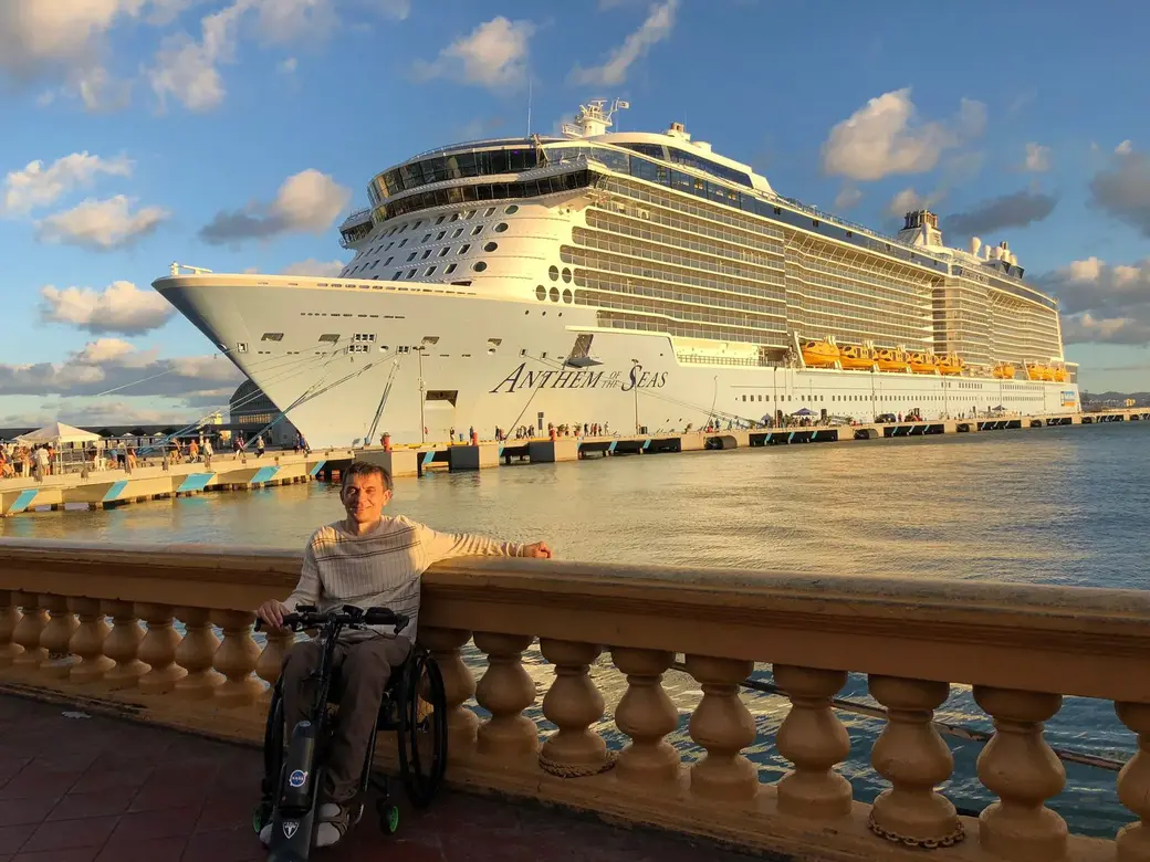 Один из самых больших кораблей Anthem of the Seas круизной компании Royal Caribbean.