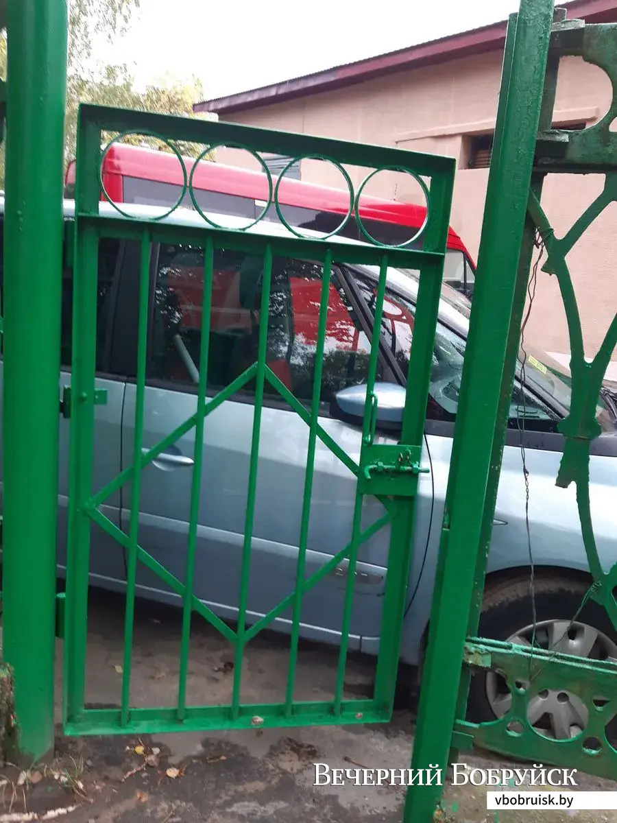 Парковка у детского сада. Фото читателя