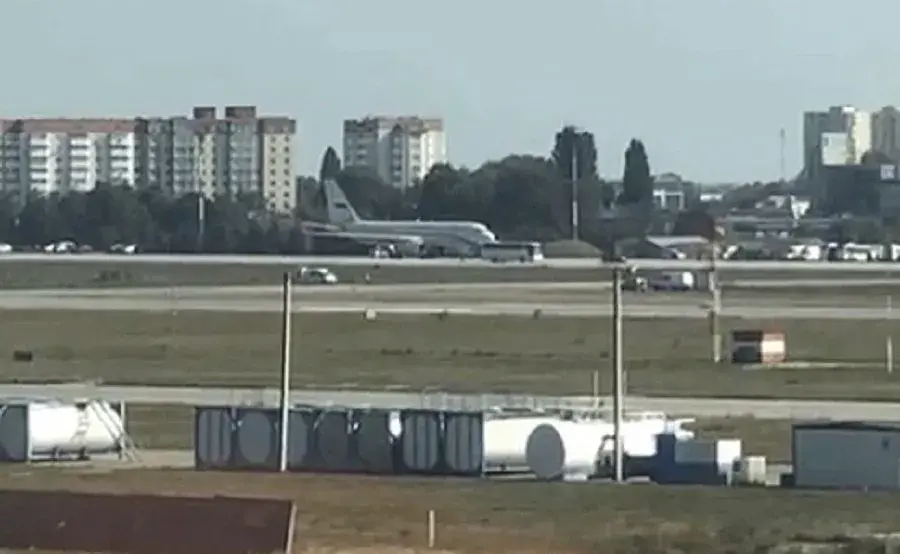 Российский спецсамолет на военном аэродроме Борисполя.