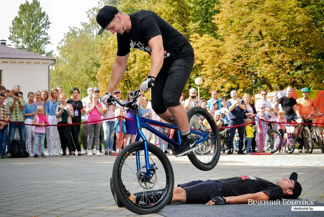 07.09.2019. Велофестиваль «Velo Boom» в городском парке. На велосипеде - Павел Шишло.