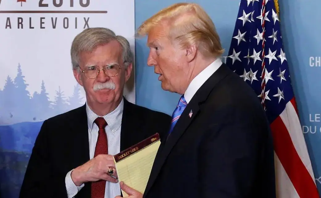 Джон Болтон (слева) и Дональд Трамп (справа) topwar.ru