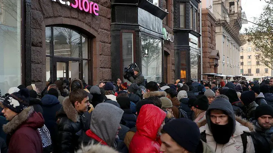 Очередь за iPhone в ноябре 2017 года. Москва. Фото: ТАСС
