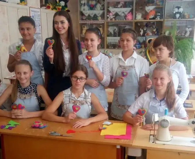 Мария Василевич в Каменской школе-интернате в 2018-м. С теми самыми сердечками.