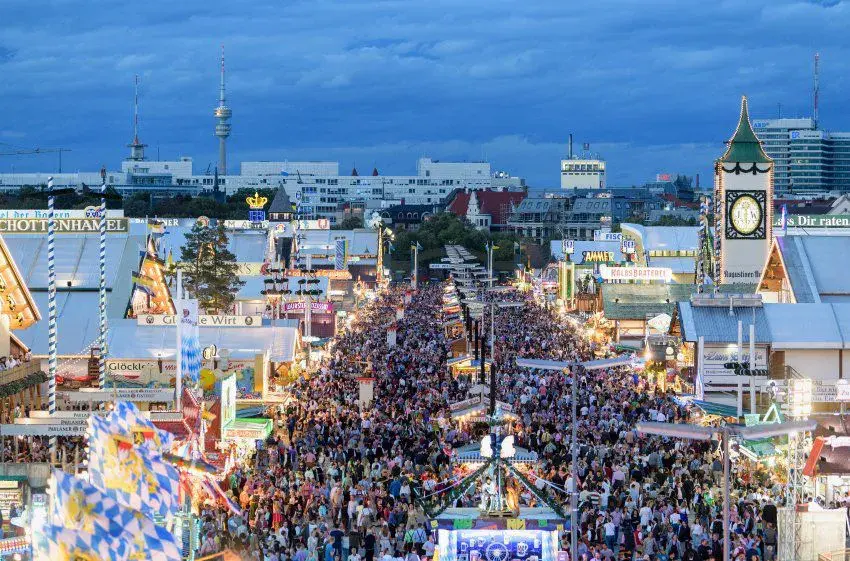 Oktoberfest, «центральный проспект» на Лугу Терезы. Фото DPA