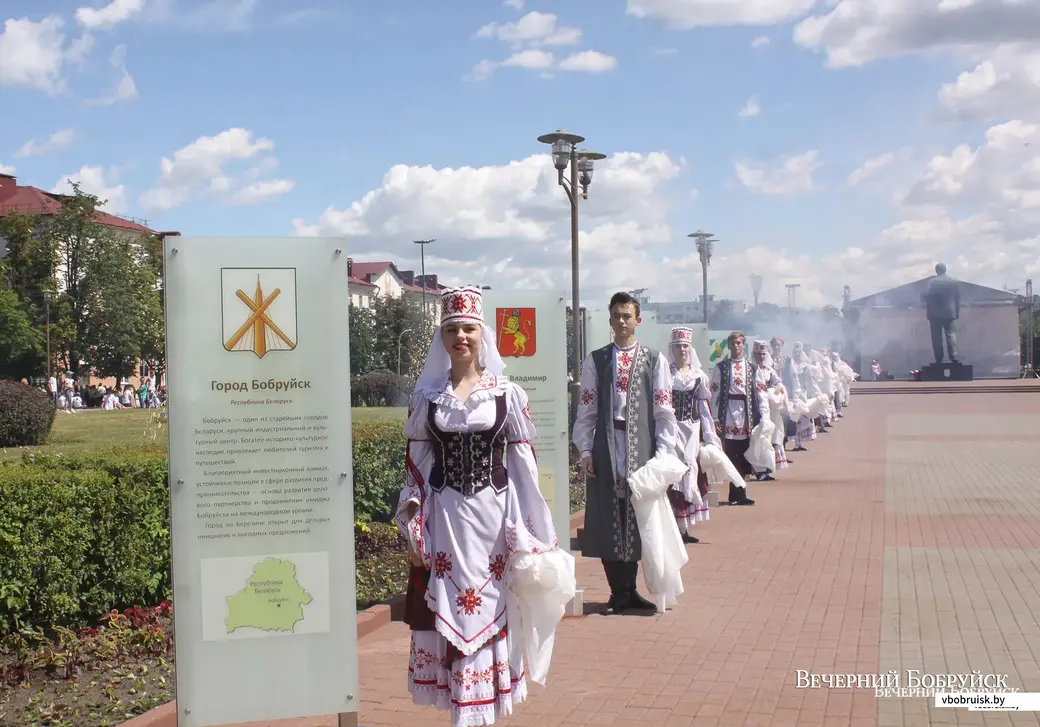 Аллея городов-побратимов Бобруйска у здания горисполкома. Фото из архива «ВБ».