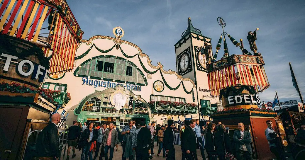 В Augustiner-Bräu пиво до сих пор наливают из дубовых бочек. Фото Sebastian Lehner